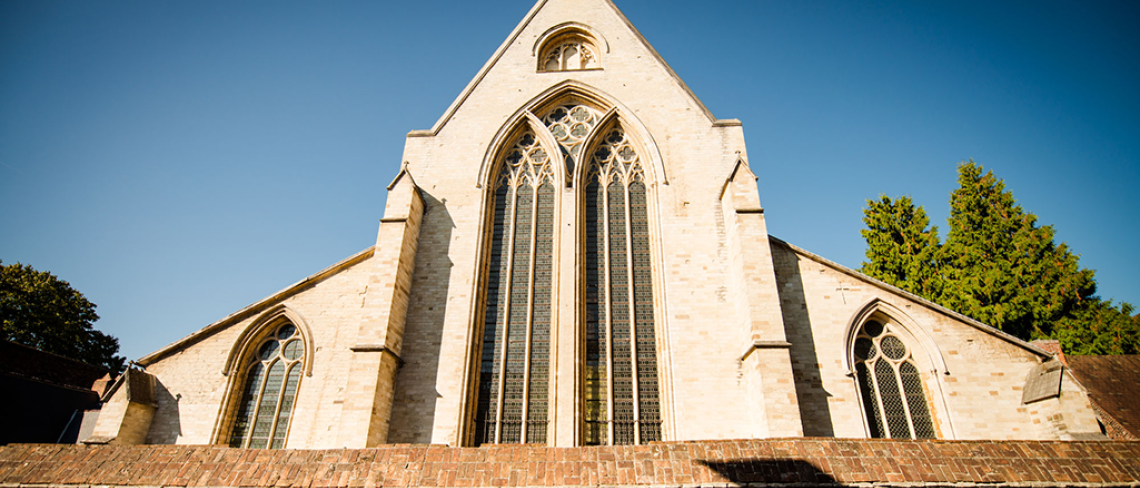 Zicht op de toren van de Sint-Jan-de-Doperkerk