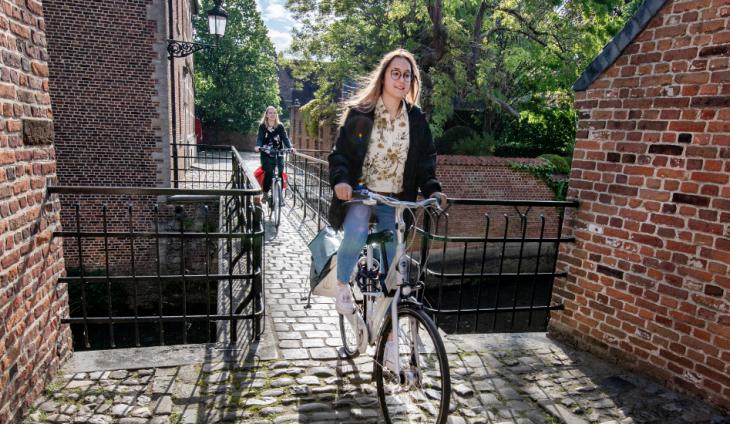 Fietsen door het Groot Begijnhof