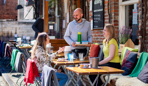 Gezellig tafelen op het terras van Dewerf