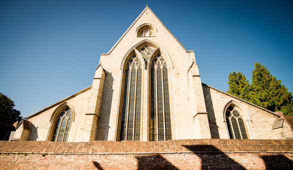 Zicht op de toren van de Sint-Jan-de-Doperkerk