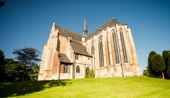 Zicht op de Sint-Kwintenskerk in de Naamsestraat