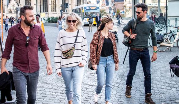 Locals wandelen door de stad