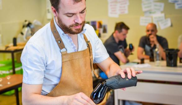 Dr Beer schenkt bier uit tijdens een workshop