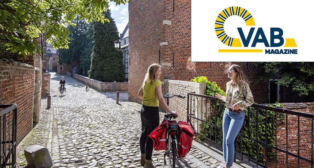 Fietsers in het Groot Begijnhof