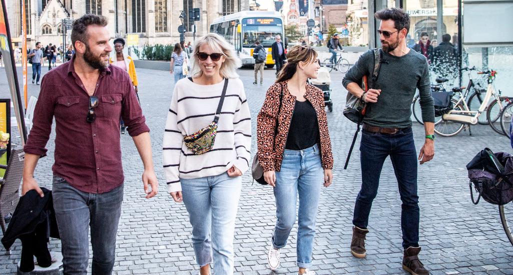 ©Karl Bruninx Locals wandelen door de stad