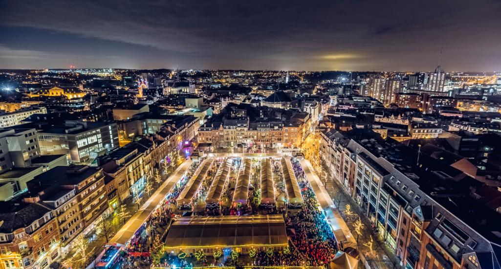 ©Willem Govaerts Uitzicht vanop de toren van Universiteitsbibliotheek op de kerstmarkt tijdens Wintertijd Leuven