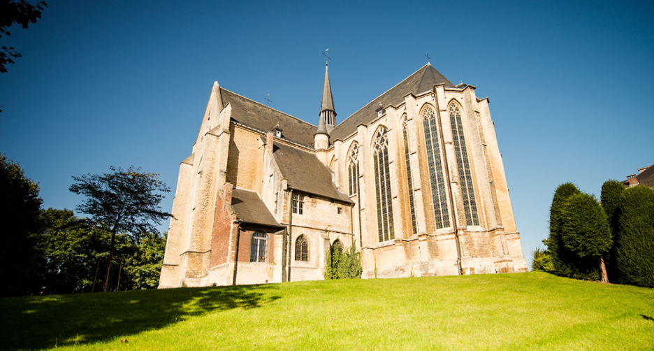 Zicht op de Sint-Kwintenskerk in de Naamsestraat