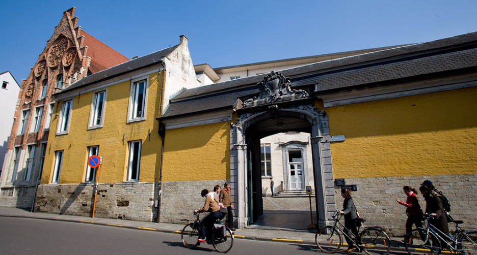 Huis van 'tSestich &amp; het Hogenheuvelcollege in de Naamsestraat