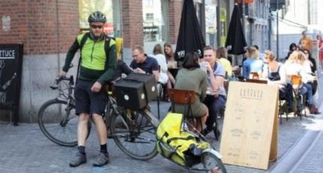 Fietskoerier Dirk aan Lettuce in de Tiensestraat