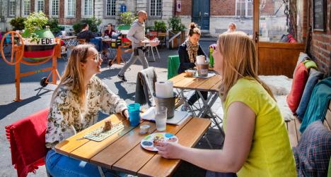 ©Karl Bruninx Mensen op het terras van Dewerf op het Hogeschoolplein in Leuven