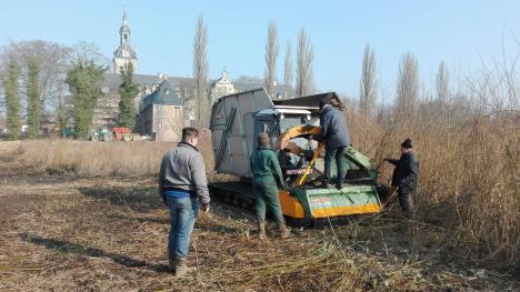 Een maaimachine van een gespecialiseerde firma staat in de vijvers.