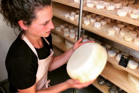 © BoerEnCompagnie | Hedwig Bogaerts Boerin Ine in het zuivelfabriekje van de BoerEnCompagnie.