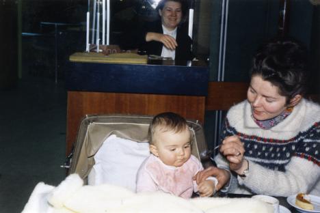 Stefaan krijgt te eten van zijn moeder Maria. Stefaan krijgt te eten van zijn moeder Maria.