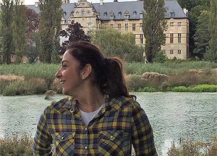 Asli Tezcan, met de Abdij van Park op de achtergrond.