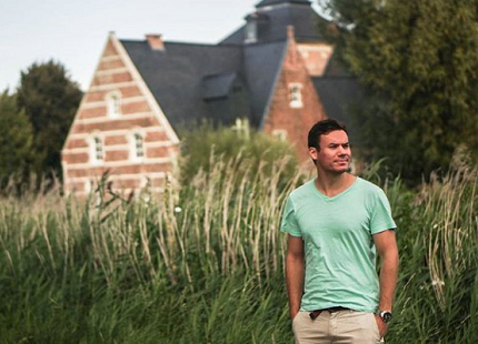 Manuel uit Amsterdam, met op de achtergrond brasserie De Abdijmolen.