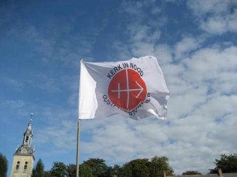 © Kerk In Nood De vlag van 'Kerk in Nood' wappert in Abdij van Park.