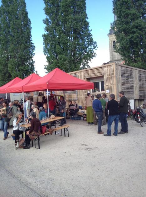 © De Wikke | Wonen en Werken Er waren heel wat mensen aanwezig op de feestelijke heropening van de abdijwinkel.