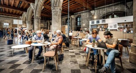 Koffie drinken in de Universiteitshal