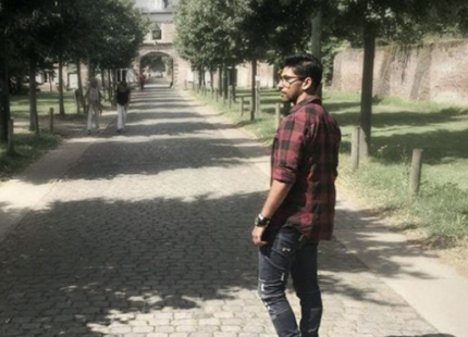 Mano aan de ingang van Abdij van Park.