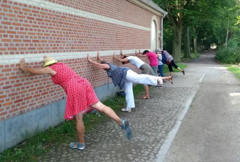 © Pieter Rombouts De groep houdt geregeld halt voor een oefening. Hier strekken ze hun spieren.