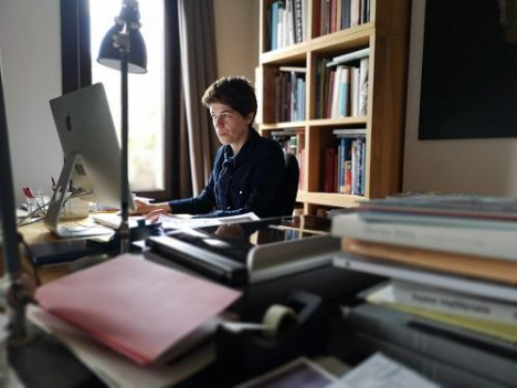 © Sim D'Hertefelt PARCUM-curator Liesbet Kusters aan het werk.