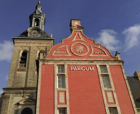 © PARCUM Het Spreekhuis, waar PARCUM huist, en de toren van de abdijkerk.