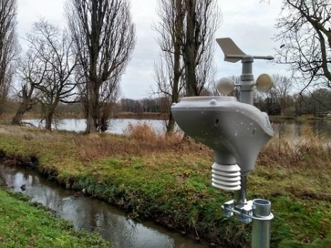 Het weerstation met op de achtergrond de vijvers.