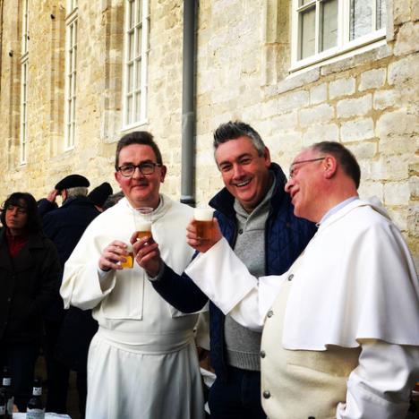 © Braxatorium Parcensis Brewery Pater Filip, Joris Brams en pater Jef degusteren een biertje.