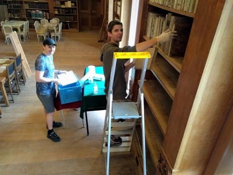 © Pieter Rombouts Sander en Cyriel, druk in de weer in onze bibliotheek.