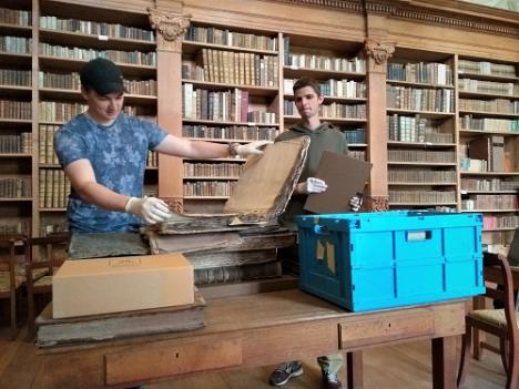 © Pieter Rombouts Sander en Cyriel bladeren in de boeken van het archief.