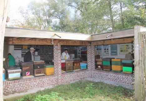© Marc Ronsmans De bijenhal van imker Staf Kamers.