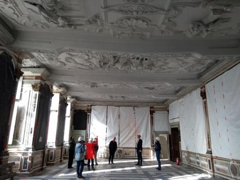 © Pieter Rombouts Katrien gidst bezoekers rond op de werf.