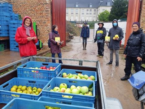© Zeger Debyser De oogst van de appelpluk, goed voor 600 liter appelsap.