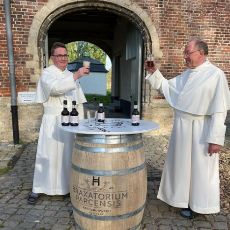 © Braxatorium Parcensis Pater Filip en pater Jef heffen het glas.